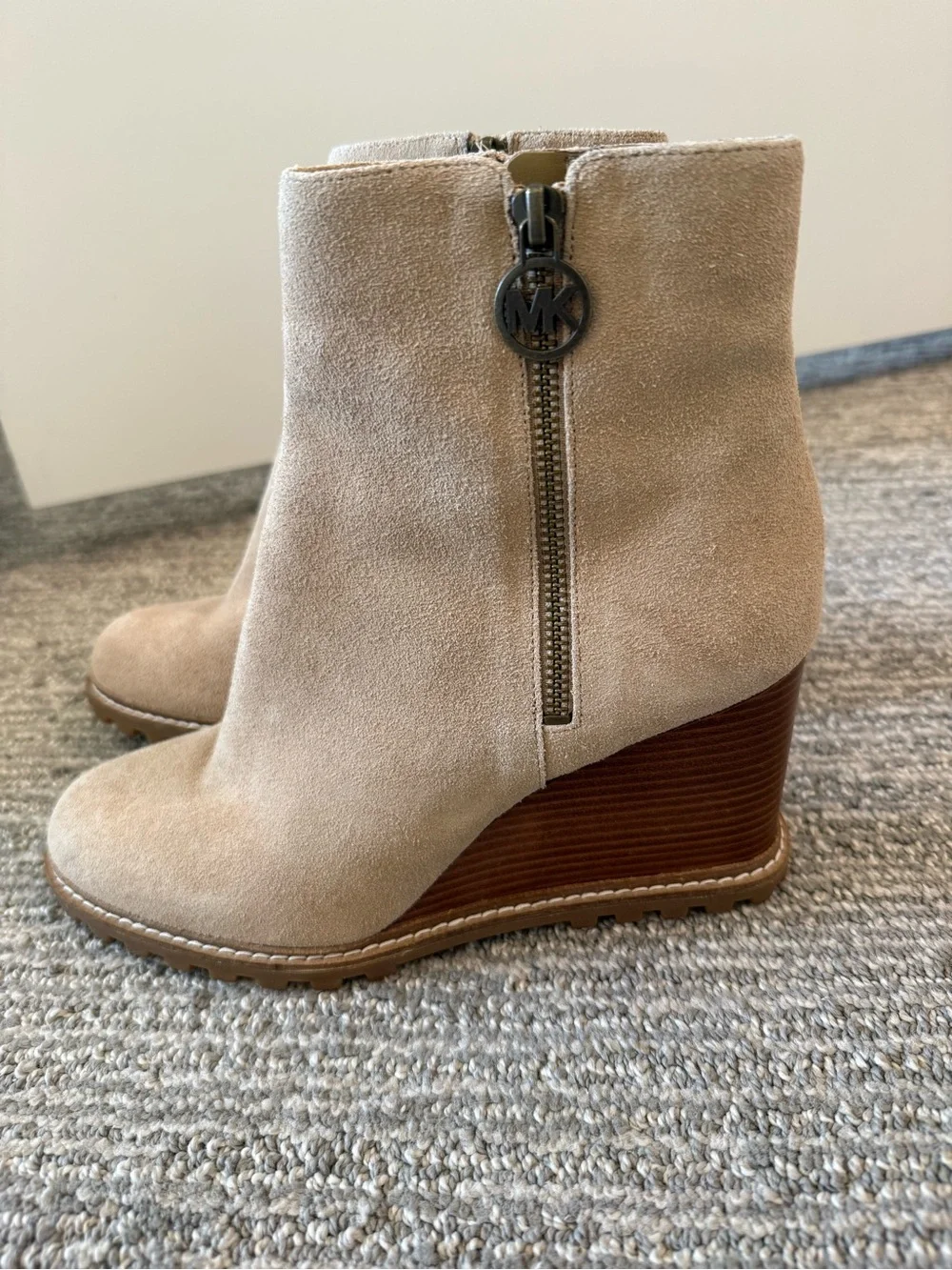 Michael Kors Evelyn Wedge Ankle Boots Beige Suede Leather Lug Sole Women’s 8M